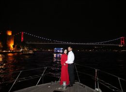 İstanbul Boğazında Evlilik Yıl Dönümü Organizasyonu istanbul bogazinda evlilik yil donumu organizasyonu 18 İzmir Organizasyon İstanbul Boğazı'nda evlilik yıl dönümü organizasyonu; bırakın eşiniz en önemli gününüz olan evlilik yıl dönümünü unuttuğunuzu sansın. Siz oldukça hoş bir sürpriz yapıp hatırlanmanın ötekisine geçip eşinizi sevinçten uçurabilirsiniz. İsterse 50. yıl olsun isterse evliliğinizin ilk yıl dönümü hatırlanmak her zaman çok güzeldir. Evlilik yıl dönümlerinde seyahat etmek pek çok insana iyi gelir. Bulunduğunuz ortamı değiştirmek, araba kullanmak, uçağa binmek, kısacası uzaklara gitme hissi insanı rahatlamanın ötesine taşır. Çok çok önceden yapacağınız iyi bir plan birinci evlilik yıl dönümüzü unutulmaz kılabilir. Kış aylarında güzel bir dağ oteli, yaz aylarında şirin bir sahil kasabası, dingin bir yıl dönümü ve aşkınızın tazelenmesi için oldukça yeterlidir. Konaklayacağınız mekanda güzel bir akşam yemeği organize edebilir, ona vermeyi düşündüğünüz hediyeniz için romantik bir ortamı sabah kahvaltısından başlayarak eşinizi mutlu edebilirsiniz. Hasan bey de tam olarak her yıl eşine harika sürprizler hazırlamak amacıyla bizlere ulaşır ve değişik organizasyonlarla bizlerden iş birliği talebinde bulunur. Bu sene yapacağı evlilik yıl dönümü organizasyonunu zirveye taşımak ister gibi bizlerden değişik fikirler yaratmamızı rica etti eşi Fatma hanım için. İstanbul Boğazı'nda Evlilik Teklifi Organizasyonu İzmir Organizasyon