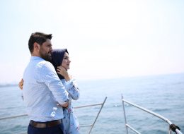 İstanbul Boğazında Evlilik Yıl Dönümü Organizasyonu istanbul bogazinda evlilik yil donumu organizasyonu 4 İzmir Organizasyon İstanbul Boğazı'nda evlilik yıl dönümü organizasyonu; bırakın eşiniz en önemli gününüz olan evlilik yıl dönümünü unuttuğunuzu sansın. Siz oldukça hoş bir sürpriz yapıp hatırlanmanın ötekisine geçip eşinizi sevinçten uçurabilirsiniz. İsterse 50. yıl olsun isterse evliliğinizin ilk yıl dönümü hatırlanmak her zaman çok güzeldir. Evlilik yıl dönümlerinde seyahat etmek pek çok insana iyi gelir. Bulunduğunuz ortamı değiştirmek, araba kullanmak, uçağa binmek, kısacası uzaklara gitme hissi insanı rahatlamanın ötesine taşır. Çok çok önceden yapacağınız iyi bir plan birinci evlilik yıl dönümüzü unutulmaz kılabilir. Kış aylarında güzel bir dağ oteli, yaz aylarında şirin bir sahil kasabası, dingin bir yıl dönümü ve aşkınızın tazelenmesi için oldukça yeterlidir. Konaklayacağınız mekanda güzel bir akşam yemeği organize edebilir, ona vermeyi düşündüğünüz hediyeniz için romantik bir ortamı sabah kahvaltısından başlayarak eşinizi mutlu edebilirsiniz. Hasan bey de tam olarak her yıl eşine harika sürprizler hazırlamak amacıyla bizlere ulaşır ve değişik organizasyonlarla bizlerden iş birliği talebinde bulunur. Bu sene yapacağı evlilik yıl dönümü organizasyonunu zirveye taşımak ister gibi bizlerden değişik fikirler yaratmamızı rica etti eşi Fatma hanım için. İstanbul Boğazı'nda Sürpriz Evlilik Yıl Dönümü Organizasyonu