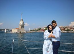 İstanbul Boğazında Evlilik Yıl Dönümü Organizasyonu istanbul bogazinda evlilik yil donumu organizasyonu 7 İzmir Organizasyon İstanbul Boğazı'nda evlilik yıl dönümü organizasyonu; bırakın eşiniz en önemli gününüz olan evlilik yıl dönümünü unuttuğunuzu sansın. Siz oldukça hoş bir sürpriz yapıp hatırlanmanın ötekisine geçip eşinizi sevinçten uçurabilirsiniz. İsterse 50. yıl olsun isterse evliliğinizin ilk yıl dönümü hatırlanmak her zaman çok güzeldir. Evlilik yıl dönümlerinde seyahat etmek pek çok insana iyi gelir. Bulunduğunuz ortamı değiştirmek, araba kullanmak, uçağa binmek, kısacası uzaklara gitme hissi insanı rahatlamanın ötesine taşır. Çok çok önceden yapacağınız iyi bir plan birinci evlilik yıl dönümüzü unutulmaz kılabilir. Kış aylarında güzel bir dağ oteli, yaz aylarında şirin bir sahil kasabası, dingin bir yıl dönümü ve aşkınızın tazelenmesi için oldukça yeterlidir. Konaklayacağınız mekanda güzel bir akşam yemeği organize edebilir, ona vermeyi düşündüğünüz hediyeniz için romantik bir ortamı sabah kahvaltısından başlayarak eşinizi mutlu edebilirsiniz. Hasan bey de tam olarak her yıl eşine harika sürprizler hazırlamak amacıyla bizlere ulaşır ve değişik organizasyonlarla bizlerden iş birliği talebinde bulunur. Bu sene yapacağı evlilik yıl dönümü organizasyonunu zirveye taşımak ister gibi bizlerden değişik fikirler yaratmamızı rica etti eşi Fatma hanım için. Kız Kulesi ve Adalar Turu Eşliğinde Boğazda Evlilik Yıl Dönümü Kutlaması İstanbul
