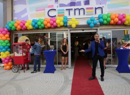 İzmir Açılış Organizasyonu izmir acilis organizasyonu 13 İzmir Organizasyon İzmir açılış organizasyonu ile İzmir’de gerçekleştireceğiniz her türlü açılış organizasyonlarınız için İzmir Organizasyon firması olarak profesyonel ekip ve ekipmanlarımızla hizmet veriyoruz. Yalnızca İzmir merkezinde değil, Karşıyaka, Menemen, Konak, Bornova, Aliağa, Torbalı, Gaziemir, Karabağlar, Ödemiş, Dikili, Foça, Kemalpaşa, Güzelbahçe, Seferihisar, Urla ve Çeşme gibi İzmir’in tüm ilçelerinde açılış organizasyonlarınızı planlıyor ve organize ediyoruz. Ayrıca Manisa, Denizli, Uşak, Muğla ve Ege Bölgesi’nin tüm il ve ilçelerinde ve hatta tüm Türkiye’de profesyonel ekibimizle birlikte açılış organizasyonlarınıza destek veriyoruz. İzmir açılış organizasyonu için ihtiyaç duyduğunuz tüm hizmetleri anahtar teslim olarak siz değerli müşterilerimize sunuyoruz. İzmir ve yakın çevresinde gerçekleştireceğiniz açılışlarınız, yıl dönümü kutlamalarınız, ürün ve kampanya tanıtım etkinlikleriniz için firmamızdan ihtiyaç duyduğunuz tüm hizmetleri temin edebilirsiniz. Açılış organizasyonu ile ilgili ayrıntılı bilgi almak için İzmir Organizasyon müşteri temsilcimize ulaşabilir ya da acilisorganizasyonu.com.tr adresimizi ziyaret edebilirsiniz. Nostaljik Satıcılar Kiralama Açılış Organizasyonu İzmir