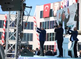 İzmir Açılış Organizasyonu izmir acilis organizasyonu 14 İzmir Organizasyon İzmir açılış organizasyonu ile İzmir’de gerçekleştireceğiniz her türlü açılış organizasyonlarınız için İzmir Organizasyon firması olarak profesyonel ekip ve ekipmanlarımızla hizmet veriyoruz. Yalnızca İzmir merkezinde değil, Karşıyaka, Menemen, Konak, Bornova, Aliağa, Torbalı, Gaziemir, Karabağlar, Ödemiş, Dikili, Foça, Kemalpaşa, Güzelbahçe, Seferihisar, Urla ve Çeşme gibi İzmir’in tüm ilçelerinde açılış organizasyonlarınızı planlıyor ve organize ediyoruz. Ayrıca Manisa, Denizli, Uşak, Muğla ve Ege Bölgesi’nin tüm il ve ilçelerinde ve hatta tüm Türkiye’de profesyonel ekibimizle birlikte açılış organizasyonlarınıza destek veriyoruz. İzmir açılış organizasyonu için ihtiyaç duyduğunuz tüm hizmetleri anahtar teslim olarak siz değerli müşterilerimize sunuyoruz. İzmir ve yakın çevresinde gerçekleştireceğiniz açılışlarınız, yıl dönümü kutlamalarınız, ürün ve kampanya tanıtım etkinlikleriniz için firmamızdan ihtiyaç duyduğunuz tüm hizmetleri temin edebilirsiniz. Açılış organizasyonu ile ilgili ayrıntılı bilgi almak için İzmir Organizasyon müşteri temsilcimize ulaşabilir ya da acilisorganizasyonu.com.tr adresimizi ziyaret edebilirsiniz. Protokollü Açılış Organizasyonu Fotoğraf Çekimi İzmir