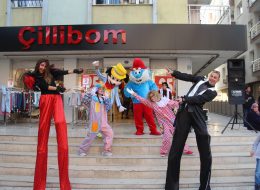 İzmir Açılış Organizasyonu izmir acilis organizasyonu 3 İzmir Organizasyon İzmir açılış organizasyonu ile İzmir’de gerçekleştireceğiniz her türlü açılış organizasyonlarınız için İzmir Organizasyon firması olarak profesyonel ekip ve ekipmanlarımızla hizmet veriyoruz. Yalnızca İzmir merkezinde değil, Karşıyaka, Menemen, Konak, Bornova, Aliağa, Torbalı, Gaziemir, Karabağlar, Ödemiş, Dikili, Foça, Kemalpaşa, Güzelbahçe, Seferihisar, Urla ve Çeşme gibi İzmir’in tüm ilçelerinde açılış organizasyonlarınızı planlıyor ve organize ediyoruz. Ayrıca Manisa, Denizli, Uşak, Muğla ve Ege Bölgesi’nin tüm il ve ilçelerinde ve hatta tüm Türkiye’de profesyonel ekibimizle birlikte açılış organizasyonlarınıza destek veriyoruz. İzmir açılış organizasyonu için ihtiyaç duyduğunuz tüm hizmetleri anahtar teslim olarak siz değerli müşterilerimize sunuyoruz. İzmir ve yakın çevresinde gerçekleştireceğiniz açılışlarınız, yıl dönümü kutlamalarınız, ürün ve kampanya tanıtım etkinlikleriniz için firmamızdan ihtiyaç duyduğunuz tüm hizmetleri temin edebilirsiniz. Açılış organizasyonu ile ilgili ayrıntılı bilgi almak için İzmir Organizasyon müşteri temsilcimize ulaşabilir ya da acilisorganizasyonu.com.tr adresimizi ziyaret edebilirsiniz. Animasyon Ekibi Kiralama İzmir