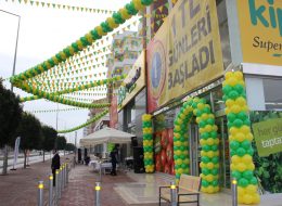 İzmir Açılış Organizasyonu izmir acilis organizasyonu 6 İzmir Organizasyon İzmir açılış organizasyonu ile İzmir’de gerçekleştireceğiniz her türlü açılış organizasyonlarınız için İzmir Organizasyon firması olarak profesyonel ekip ve ekipmanlarımızla hizmet veriyoruz. Yalnızca İzmir merkezinde değil, Karşıyaka, Menemen, Konak, Bornova, Aliağa, Torbalı, Gaziemir, Karabağlar, Ödemiş, Dikili, Foça, Kemalpaşa, Güzelbahçe, Seferihisar, Urla ve Çeşme gibi İzmir’in tüm ilçelerinde açılış organizasyonlarınızı planlıyor ve organize ediyoruz. Ayrıca Manisa, Denizli, Uşak, Muğla ve Ege Bölgesi’nin tüm il ve ilçelerinde ve hatta tüm Türkiye’de profesyonel ekibimizle birlikte açılış organizasyonlarınıza destek veriyoruz. İzmir açılış organizasyonu için ihtiyaç duyduğunuz tüm hizmetleri anahtar teslim olarak siz değerli müşterilerimize sunuyoruz. İzmir ve yakın çevresinde gerçekleştireceğiniz açılışlarınız, yıl dönümü kutlamalarınız, ürün ve kampanya tanıtım etkinlikleriniz için firmamızdan ihtiyaç duyduğunuz tüm hizmetleri temin edebilirsiniz. Açılış organizasyonu ile ilgili ayrıntılı bilgi almak için İzmir Organizasyon müşteri temsilcimize ulaşabilir ya da acilisorganizasyonu.com.tr adresimizi ziyaret edebilirsiniz. Kapı Takı Balon Süsleme ve Üçgen Bayrak Süsleme Açılış Organizasyonu İzmir