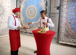 İzmir Açılış Organizasyonu izmir acilis organizasyonu 7 İzmir Organizasyon İzmir açılış organizasyonu ile İzmir’de gerçekleştireceğiniz her türlü açılış organizasyonlarınız için İzmir Organizasyon firması olarak profesyonel ekip ve ekipmanlarımızla hizmet veriyoruz. Yalnızca İzmir merkezinde değil, Karşıyaka, Menemen, Konak, Bornova, Aliağa, Torbalı, Gaziemir, Karabağlar, Ödemiş, Dikili, Foça, Kemalpaşa, Güzelbahçe, Seferihisar, Urla ve Çeşme gibi İzmir’in tüm ilçelerinde açılış organizasyonlarınızı planlıyor ve organize ediyoruz. Ayrıca Manisa, Denizli, Uşak, Muğla ve Ege Bölgesi’nin tüm il ve ilçelerinde ve hatta tüm Türkiye’de profesyonel ekibimizle birlikte açılış organizasyonlarınıza destek veriyoruz. İzmir açılış organizasyonu için ihtiyaç duyduğunuz tüm hizmetleri anahtar teslim olarak siz değerli müşterilerimize sunuyoruz. İzmir ve yakın çevresinde gerçekleştireceğiniz açılışlarınız, yıl dönümü kutlamalarınız, ürün ve kampanya tanıtım etkinlikleriniz için firmamızdan ihtiyaç duyduğunuz tüm hizmetleri temin edebilirsiniz. Açılış organizasyonu ile ilgili ayrıntılı bilgi almak için İzmir Organizasyon müşteri temsilcimize ulaşabilir ya da acilisorganizasyonu.com.tr adresimizi ziyaret edebilirsiniz. Bistro Masa Kiralama Kokteylli Açılış Organizasyonu İzmir