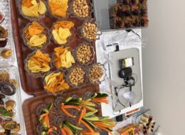 İzmir Buca Vodafone Açılış Organizasyonu izmir buca vodafone acilis organizasyonu 6 İzmir Organizasyon İzmir Organizasyon olarak, İzmir Buca Vodafone Bayi Açılış Organizasyonu’nu yağmurlu hava koşullarına rağmen yüksek katılımla, dikkat çekici bir konseptle ve eksiksiz hizmet anlayışıyla başarıyla gerçekleştirdik. Buca’nın en yoğun noktalarından biri olan Forbest Caddesi üzerinde düzenlenen açılış organizasyonu, olumsuz hava şartlarına rağmen adeta izdihama sahne oldu. İzmir Buca Vodafone Açılış Organizasyonu izmir buca vodafone acilis organizasyonu 6 İzmir Organizasyon