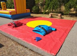 İzmir Gençlik Festivali Organizasyonu izmir genclik festivali organizasyonu 4 İzmir Organizasyon İzmir Gençlik Festivali Organizasyonu ile İzmir Organizasyon firmamız gençlere unutulmayacak anlar yaşatmak için İnciraltı Kent Ormanında düzenlenen İzmir Gençlik Festivali organizasyonunda pek çok hizmet verdi. Festival ve şenlik organizasyonu, piknik organizasyonu, doğum günü organizasyonu ve diğer tüm organizasyonlar da yıllardır profesyonel hizmet veren İzmir Organizasyon firmamız bu kez de İnciraltı'nda gerçekleştirilen İzmir Gençlik Festivali Organizasyonu ndaydı. Gün boyunca temin ettiğimiz farklı şişme oyun parkurlarında gençler ter dökerken, eğlenceli dakikalara da tanık olundu. Oyun parkurlarında görevlendirmek üzere yaklaşık 10 kişilik bir enerjik bir ekiple sabahın erken saatlerinde yola çıktık. Canlı langırt, çekme basket, sumo güreşi, gladyatör ve daha pek çok oyun parkuru organizasyondan önce hazırlanmalı ve gün boyunca kusursuz bir hizmet sunmalıydık. İzmir Gençlik Festivali Organizasyonu kapsamında İzmir Organizasyon firmamızın temin ettiği oyun parkurlarında rekabet, eğlence, heyecan ve keyifli dolu anlar yaşandı. Sumo Güreşi Kostümleri Gençlik Festivali Organizasyonu İzmir