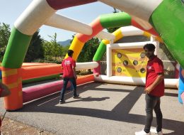 İzmir Gençlik Festivali Organizasyonu izmir genclik festivali organizasyonu 5 İzmir Organizasyon İzmir Gençlik Festivali Organizasyonu ile İzmir Organizasyon firmamız gençlere unutulmayacak anlar yaşatmak için İnciraltı Kent Ormanında düzenlenen İzmir Gençlik Festivali organizasyonunda pek çok hizmet verdi. Festival ve şenlik organizasyonu, piknik organizasyonu, doğum günü organizasyonu ve diğer tüm organizasyonlar da yıllardır profesyonel hizmet veren İzmir Organizasyon firmamız bu kez de İnciraltı'nda gerçekleştirilen İzmir Gençlik Festivali Organizasyonu ndaydı. Gün boyunca temin ettiğimiz farklı şişme oyun parkurlarında gençler ter dökerken, eğlenceli dakikalara da tanık olundu. Oyun parkurlarında görevlendirmek üzere yaklaşık 10 kişilik bir enerjik bir ekiple sabahın erken saatlerinde yola çıktık. Canlı langırt, çekme basket, sumo güreşi, gladyatör ve daha pek çok oyun parkuru organizasyondan önce hazırlanmalı ve gün boyunca kusursuz bir hizmet sunmalıydık. İzmir Gençlik Festivali Organizasyonu kapsamında İzmir Organizasyon firmamızın temin ettiği oyun parkurlarında rekabet, eğlence, heyecan ve keyifli dolu anlar yaşandı. Şut Becerisi Oyun Parkuru Kiralama İzmir