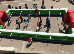 İzmir Kız Lisesi Şenlik Organizasyonu izmir kiz lisesi senlik organizasyonu 1 İzmir Organizasyon İzmir Kız Lisesi şenlik organizasyonu ile İzmir Organizasyon firmamız muhteşem bir güne imza attı. İzmir Kız Lisesi öğrencileri telefon ile İzmir Organizasyon firmamıza ulaşarak Mayıs ayı içerisinde okulun bahçesinde şenlik organizasyonu düzenlemek istediklerini ilettiler. Neler yapılabileceğini ve detayları genç arkadaşlarımız ile görüştük. İzmir Kız Lisesi şenlik organizasyonu lisenin bahçesinde düzenlenecekti. Alanın geniş olması ve yaş gruplarının da enerjik bir o kadar da kıpır kıpır olması sebebi ile yapabileceğimiz birçok aktivite vardı. Şişme oyun parkurları, süslemeler, müzik grupları, dans gösterileri ve nostaljik satıcılar servisi yaptığımız görüşmelerde arkadaşlarımıza bahsettiğimiz hizmetlerden sadece birkaçıydı. Telefon görüşmemiz sonrasında İzmir Organizasyon ofisimizi ziyaret eden arkadaşlarımız ile detayları belirlemek adına tekrar görüşme gerçekleştirdik. Yaptığımız görüşmeler doğrultusunda da birbirinden farklı şişme oyun parkurları ile arkadaşlarımızın gününü güzelleştirecek etkinliklere yer vermeyi ayrıca alanda ses ve sahne sistemleri kurarak arkadaşlarımız için özel bir atmosfer hazırlamayı planladık. Organizasyon gününü de netleştirdikten sonra büyük bir heyecanla İzmir Kız Lisesi şenlik organizasyonu nu beklemeye başladık. Şenlik Organizasyonu Canlı Langırt Kiralama ve Takımlar Arasında Rekabet Dolu Dakikalar