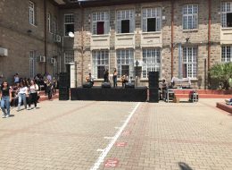 İzmir Kız Lisesi Şenlik Organizasyonu izmir kiz lisesi senlik organizasyonu 2 İzmir Organizasyon İzmir Kız Lisesi şenlik organizasyonu ile İzmir Organizasyon firmamız muhteşem bir güne imza attı. İzmir Kız Lisesi öğrencileri telefon ile İzmir Organizasyon firmamıza ulaşarak Mayıs ayı içerisinde okulun bahçesinde şenlik organizasyonu düzenlemek istediklerini ilettiler. Neler yapılabileceğini ve detayları genç arkadaşlarımız ile görüştük. İzmir Kız Lisesi şenlik organizasyonu lisenin bahçesinde düzenlenecekti. Alanın geniş olması ve yaş gruplarının da enerjik bir o kadar da kıpır kıpır olması sebebi ile yapabileceğimiz birçok aktivite vardı. Şişme oyun parkurları, süslemeler, müzik grupları, dans gösterileri ve nostaljik satıcılar servisi yaptığımız görüşmelerde arkadaşlarımıza bahsettiğimiz hizmetlerden sadece birkaçıydı. Telefon görüşmemiz sonrasında İzmir Organizasyon ofisimizi ziyaret eden arkadaşlarımız ile detayları belirlemek adına tekrar görüşme gerçekleştirdik. Yaptığımız görüşmeler doğrultusunda da birbirinden farklı şişme oyun parkurları ile arkadaşlarımızın gününü güzelleştirecek etkinliklere yer vermeyi ayrıca alanda ses ve sahne sistemleri kurarak arkadaşlarımız için özel bir atmosfer hazırlamayı planladık. Organizasyon gününü de netleştirdikten sonra büyük bir heyecanla İzmir Kız Lisesi şenlik organizasyonu nu beklemeye başladık. Ses Sistemi Kiralama ve Müzik Grupları Dinletisi İzmir