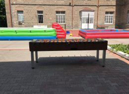 İzmir Kız Lisesi Şenlik Organizasyonu izmir kiz lisesi senlik organizasyonu 3 İzmir Organizasyon İzmir Kız Lisesi şenlik organizasyonu ile İzmir Organizasyon firmamız muhteşem bir güne imza attı. İzmir Kız Lisesi öğrencileri telefon ile İzmir Organizasyon firmamıza ulaşarak Mayıs ayı içerisinde okulun bahçesinde şenlik organizasyonu düzenlemek istediklerini ilettiler. Neler yapılabileceğini ve detayları genç arkadaşlarımız ile görüştük. İzmir Kız Lisesi şenlik organizasyonu lisenin bahçesinde düzenlenecekti. Alanın geniş olması ve yaş gruplarının da enerjik bir o kadar da kıpır kıpır olması sebebi ile yapabileceğimiz birçok aktivite vardı. Şişme oyun parkurları, süslemeler, müzik grupları, dans gösterileri ve nostaljik satıcılar servisi yaptığımız görüşmelerde arkadaşlarımıza bahsettiğimiz hizmetlerden sadece birkaçıydı. Telefon görüşmemiz sonrasında İzmir Organizasyon ofisimizi ziyaret eden arkadaşlarımız ile detayları belirlemek adına tekrar görüşme gerçekleştirdik. Yaptığımız görüşmeler doğrultusunda da birbirinden farklı şişme oyun parkurları ile arkadaşlarımızın gününü güzelleştirecek etkinliklere yer vermeyi ayrıca alanda ses ve sahne sistemleri kurarak arkadaşlarımız için özel bir atmosfer hazırlamayı planladık. Organizasyon gününü de netleştirdikten sonra büyük bir heyecanla İzmir Kız Lisesi şenlik organizasyonu nu beklemeye başladık. Şişme Oyuncaklar Kiralama ve Mega Langırt Temini İzmir