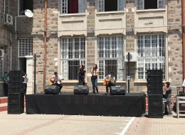 Organizasyon ve Event Sektöründe En Çok Talep Edilen Kiralık Ekipmanlar izmir kiz lisesi senlik organizasyonu 4 İzmir Organizasyon Organizasyon ve event sektöründe başarı, detaylara gösterilen özen ve kullanılan ekipmanların kalitesi ile doğrudan bağlantılıdır. Etkinliğin türü ne olursa olsun, doğru ekipman kiralaması, organizasyonun sorunsuz ilerlemesi ve katılımcılara etkileyici bir deneyim sunulması için büyük önem taşır. İzmir Organizasyon olarak, her türlü etkinlik ve organizasyon için ekipman kiralama hizmeti sunuyoruz. Bu yazıda, organizasyon dünyasında en çok talep edilen kiralık ekipmanlar hakkında bilgi vereceğiz. Sahne ve Ses Sistemi Kiralama İzmir Şenlik Organizasyonu