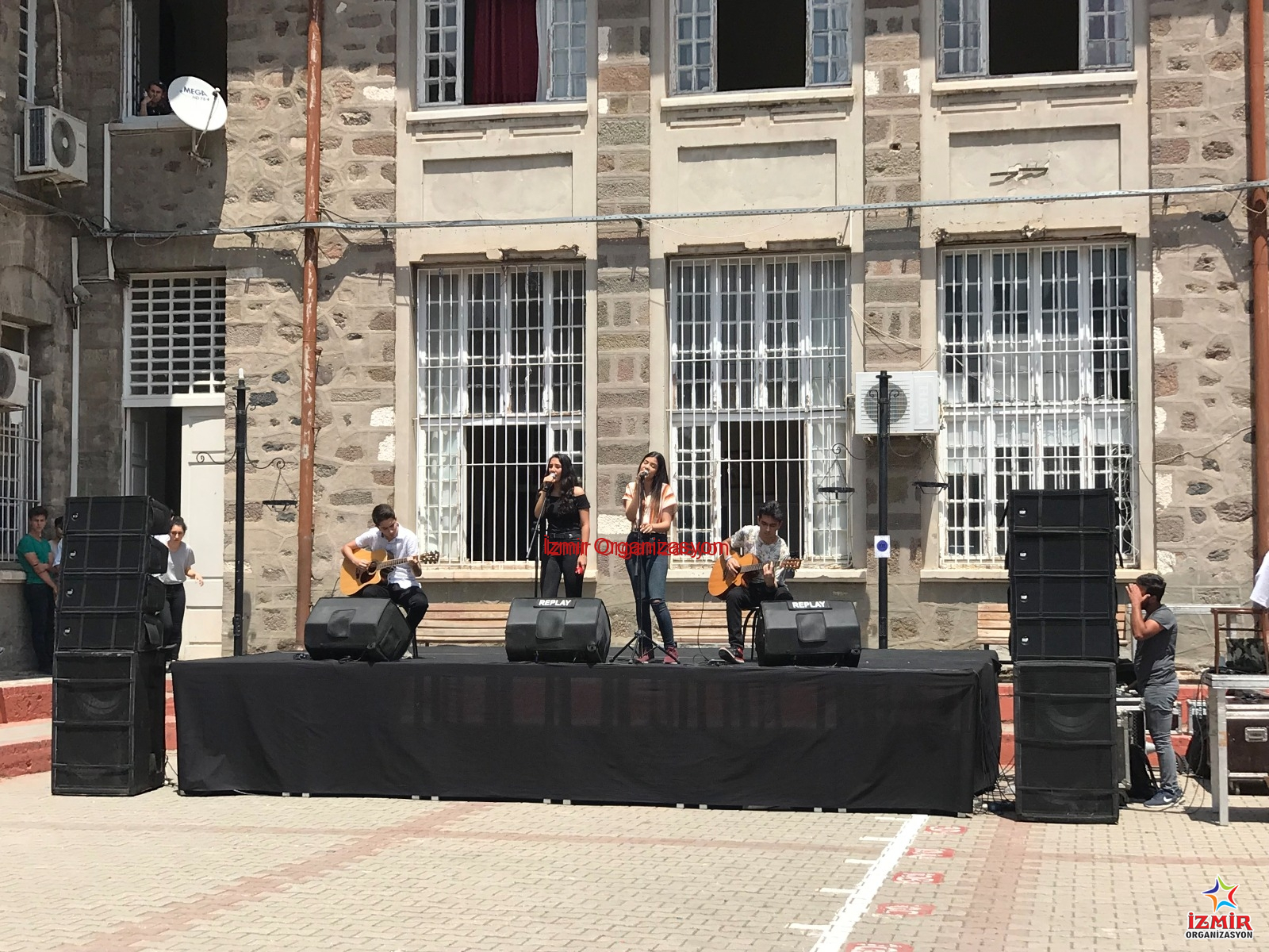 Sahne Podyum Kiralama izmir kiz lisesi senlik organizasyonu 4 İzmir Organizasyon Konser, mezuniyet, açılış törenleri, defile ve protokol etkinlikleriniz için istediğiniz ebat ve yükseklikte profesyonel sahne kiralama hizmeti. Güvenlik sertifikalı modüler sistemlerimiz; nakliye, uzman ekip tarafından montaj, tercihinize göre halı kaplama ve sahne eteği (skirting) uygulaması dahil anahtar teslim olarak sunulmaktadır. Etkinliğinizin prestijini İzmir Organizasyon kalitesiyle yükseltin. Sahne ve Ses Sistemi Kiralama İzmir Şenlik Organizasyonu