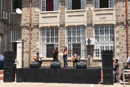 İzmir Kız Lisesi Şenlik Organizasyonu Sahne Kiralama ve Müzik Grubu Dinletisi