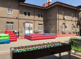 İzmir Kız Lisesi Şenlik Organizasyonu izmir kiz lisesi senlik organizasyonu 6 İzmir Organizasyon İzmir Kız Lisesi şenlik organizasyonu ile İzmir Organizasyon firmamız muhteşem bir güne imza attı. İzmir Kız Lisesi öğrencileri telefon ile İzmir Organizasyon firmamıza ulaşarak Mayıs ayı içerisinde okulun bahçesinde şenlik organizasyonu düzenlemek istediklerini ilettiler. Neler yapılabileceğini ve detayları genç arkadaşlarımız ile görüştük. İzmir Kız Lisesi şenlik organizasyonu lisenin bahçesinde düzenlenecekti. Alanın geniş olması ve yaş gruplarının da enerjik bir o kadar da kıpır kıpır olması sebebi ile yapabileceğimiz birçok aktivite vardı. Şişme oyun parkurları, süslemeler, müzik grupları, dans gösterileri ve nostaljik satıcılar servisi yaptığımız görüşmelerde arkadaşlarımıza bahsettiğimiz hizmetlerden sadece birkaçıydı. Telefon görüşmemiz sonrasında İzmir Organizasyon ofisimizi ziyaret eden arkadaşlarımız ile detayları belirlemek adına tekrar görüşme gerçekleştirdik. Yaptığımız görüşmeler doğrultusunda da birbirinden farklı şişme oyun parkurları ile arkadaşlarımızın gününü güzelleştirecek etkinliklere yer vermeyi ayrıca alanda ses ve sahne sistemleri kurarak arkadaşlarımız için özel bir atmosfer hazırlamayı planladık. Organizasyon gününü de netleştirdikten sonra büyük bir heyecanla İzmir Kız Lisesi şenlik organizasyonu nu beklemeye başladık. Mega Langırt Kiralama İzmir