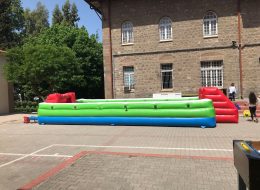İzmir Kız Lisesi Şenlik Organizasyonu izmir kiz lisesi senlik organizasyonu 7 İzmir Organizasyon İzmir Kız Lisesi şenlik organizasyonu ile İzmir Organizasyon firmamız muhteşem bir güne imza attı. İzmir Kız Lisesi öğrencileri telefon ile İzmir Organizasyon firmamıza ulaşarak Mayıs ayı içerisinde okulun bahçesinde şenlik organizasyonu düzenlemek istediklerini ilettiler. Neler yapılabileceğini ve detayları genç arkadaşlarımız ile görüştük. İzmir Kız Lisesi şenlik organizasyonu lisenin bahçesinde düzenlenecekti. Alanın geniş olması ve yaş gruplarının da enerjik bir o kadar da kıpır kıpır olması sebebi ile yapabileceğimiz birçok aktivite vardı. Şişme oyun parkurları, süslemeler, müzik grupları, dans gösterileri ve nostaljik satıcılar servisi yaptığımız görüşmelerde arkadaşlarımıza bahsettiğimiz hizmetlerden sadece birkaçıydı. Telefon görüşmemiz sonrasında İzmir Organizasyon ofisimizi ziyaret eden arkadaşlarımız ile detayları belirlemek adına tekrar görüşme gerçekleştirdik. Yaptığımız görüşmeler doğrultusunda da birbirinden farklı şişme oyun parkurları ile arkadaşlarımızın gününü güzelleştirecek etkinliklere yer vermeyi ayrıca alanda ses ve sahne sistemleri kurarak arkadaşlarımız için özel bir atmosfer hazırlamayı planladık. Organizasyon gününü de netleştirdikten sonra büyük bir heyecanla İzmir Kız Lisesi şenlik organizasyonu nu beklemeye başladık. İzmir Canlı Langırt Oyun Parkuru Kiralama