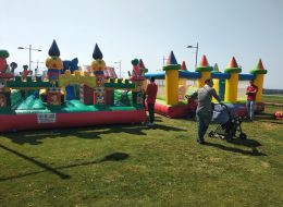 İzmir Körfez Şenliği Organizasyonu izmir korfez senligi organizasyonu 10 İzmir Organizasyon İzmir körfez şenliği organizasyonu, masmavi denizin karşısında eğlenceli bir şekilde İzmir Organizasyon firmamız tarafından gerçekleştirildi. Festival ve şenlik organizasyonu, kurumsal organizasyonlar, piknik organizasyonu ve organizasyon alanında 15 yılı aşkın süredir İzmir, Ege Bölgesi ve Türkiye'nin dört bir noktasında, İzmir Organizasyon şirketimiz profesyonel hizmet vermektedir. Geçtiğimiz yıl yine aynı noktada gerçekleştirdiğimiz körfez şenliği organizasyonunda bu defa yine unutulmayacak anlar yaşandı. İzmir Organizasyon firmamıza ulaşan İzmir Büyükşehir Belediyesiyle, İzmir Körfez şenliği organizasyonu için görüşmelerimiz uzun süre devam etti. 2 gün boyunca sürecek şenlik organizasyonuna şişme oyuncaklar, nostaljik satıcılar, animasyon ekibi ve sivil animatörlerimiz ile hizmet verecektik. İzmir körfez şenliği organizasyonu için tarihler ve saat aralıkları belirlenmişti. İzmir Organizasyon ekibimizle birlikte alanda yer vereceğimiz ekipmanlarımızın kontrolünü yaptık. İzmir körfez şenliği organizasyonu süresince davetlileri eğlenceli bir gün bekliyordu. Kedili Kombo Zıp Zıp ve Kuleli Zıp Zıp Şişme Oyuncak Kiralama İzmir