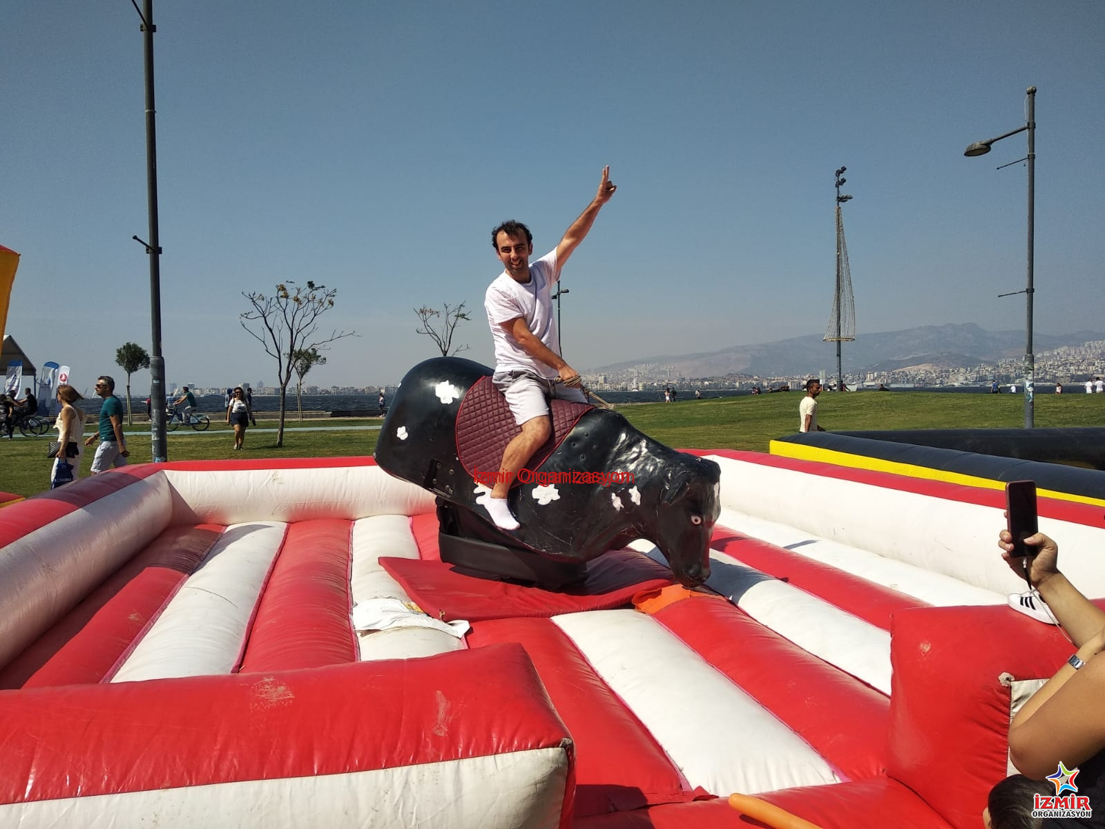 Şişme Rodeo Kiralama izmir korfez senligi organizasyonu 2 İzmir Organizasyon Şişme rodeo kiralama hizmeti ile organizasyonlarınıza eğlence katın. İzmir Organizasyon olarak 2004'ten bu yana profesyonel çözümler sunuyoruz. Türkiye geneli hizmet! İzmir Rodeo Kiralama Şenlik Organizasyonu