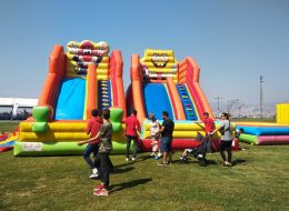 İzmir Körfez Şenliği Organizasyonu izmir korfez senligi organizasyonu 9 İzmir Organizasyon İzmir körfez şenliği organizasyonu, masmavi denizin karşısında eğlenceli bir şekilde İzmir Organizasyon firmamız tarafından gerçekleştirildi. Festival ve şenlik organizasyonu, kurumsal organizasyonlar, piknik organizasyonu ve organizasyon alanında 15 yılı aşkın süredir İzmir, Ege Bölgesi ve Türkiye'nin dört bir noktasında, İzmir Organizasyon şirketimiz profesyonel hizmet vermektedir. Geçtiğimiz yıl yine aynı noktada gerçekleştirdiğimiz körfez şenliği organizasyonunda bu defa yine unutulmayacak anlar yaşandı. İzmir Organizasyon firmamıza ulaşan İzmir Büyükşehir Belediyesiyle, İzmir Körfez şenliği organizasyonu için görüşmelerimiz uzun süre devam etti. 2 gün boyunca sürecek şenlik organizasyonuna şişme oyuncaklar, nostaljik satıcılar, animasyon ekibi ve sivil animatörlerimiz ile hizmet verecektik. İzmir körfez şenliği organizasyonu için tarihler ve saat aralıkları belirlenmişti. İzmir Organizasyon ekibimizle birlikte alanda yer vereceğimiz ekipmanlarımızın kontrolünü yaptık. İzmir körfez şenliği organizasyonu süresince davetlileri eğlenceli bir gün bekliyordu. Dev Palyaço Kaydırak ve Sünger Bob Kaydırakta Eğlenceli Anlar