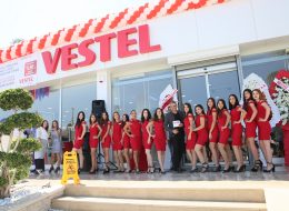 Bodrum Vestel Açılış Organizasyonu izmir organizasyon FOTO 9S7B2136 İzmir Organizasyon Bodrum Vestel açılış organizasyonu ile yolları aşarak keyifli bir organizasyona imza attık. Bodrum Yalıkavak’ta açılacak olan Türkiye’nin en büyük Vestel mağazasının açılış organizasyonuna, yine İzmir Organizasyon firması olarak bizler ev sahipliği yaptık. Reklam römorklarından bayrak atım şölenine, lezzetli ikramlardan kostümlü animatörlere kadar birçok etkinliklerimizle, Bodrum halkına keyifli bir hafta yaşattık. Bodrum Vestel açılış organizasyonu için hazırlıklarımızı ve planlamalarımızı günler öncesinde firma yetkilileri ile görüşerek belirledik. Tüm hazırlıklarımızı yola çıkmadan önce tamamlayarak ekipmanlarımızı son model araçlarımıza yükledik. Sabahın erken saatlerinde ise Bodrum Vestel açılış organizasyonu için yola koyulduk. Bodrum Vestel açılış organizasyonu haberimiz için yazımızın devamını okuyabilirsiniz. Sunucu Mc Show Temini İzmir Organizasyon