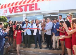 Bodrum Vestel Açılış Organizasyonu izmir organizasyon FOTO 9S7B2833 İzmir Organizasyon Bodrum Vestel açılış organizasyonu ile yolları aşarak keyifli bir organizasyona imza attık. Bodrum Yalıkavak’ta açılacak olan Türkiye’nin en büyük Vestel mağazasının açılış organizasyonuna, yine İzmir Organizasyon firması olarak bizler ev sahipliği yaptık. Reklam römorklarından bayrak atım şölenine, lezzetli ikramlardan kostümlü animatörlere kadar birçok etkinliklerimizle, Bodrum halkına keyifli bir hafta yaşattık. Bodrum Vestel açılış organizasyonu için hazırlıklarımızı ve planlamalarımızı günler öncesinde firma yetkilileri ile görüşerek belirledik. Tüm hazırlıklarımızı yola çıkmadan önce tamamlayarak ekipmanlarımızı son model araçlarımıza yükledik. Sabahın erken saatlerinde ise Bodrum Vestel açılış organizasyonu için yola koyulduk. Bodrum Vestel açılış organizasyonu haberimiz için yazımızın devamını okuyabilirsiniz. Açılış Organizasyonu Hostes Temini İzmir