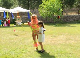 Jonglör & Cambaz Gösterileri izmir organizasyon IMG 4589 İzmir Organizasyon Jonglör; labut, top, halka ve ateş saçan çubuklar gibi birbirinden farklı nesneleri dengeli bir şekilde havaya atarak çeviren animatörlerdir. Nesnelerin cinsini ya da sayısını arttırarak değişik koreografilerle dans ederek çevresindekilerin dikkatlerini çeker. Cambaz; ip, tek tekerlekli bisiklet, üst üste konulmuş silindirler gibi farklı objelerin üzerinde dengede durmakta ustalaşmış animatörlerdir. Uzun bir tarihi geçmişe sahip olan jonglör ve cambaz gösterileri günümüzde organizasyonların ilgi çekici faktörü olmaya devam etmektedir. İzmir Organizasyon bünyesinde bulunan jonglör ve cambazlar, yeniliklere ayak uydurarak koreografilerine yenilerini katarak kendilerini geliştirmeye ve farklı gösteriler sunmaya devam etmektedirler. Jonglör ve cambaz gösterileri deneyimli ve profesyonel ekip arkadaşlarımız tarafından gerçekleştirilmektedir. Açılış organizasyonu, doğum günü organizasyonu, festival ve şenlik organizasyonları, Ramazan etkinlikleri, sünnet organizasyonu gibi organizasyonların en dikkat çekici gösterilerini düzenlemektedirler. Gerçekleştireceğiniz organizasyonlarda tüm davetlilerinizin ilgisini çekmeyi başaracak jonglör ve cambaz gösterileri ile etkinliklerinizi daha heyecanlı hale getirebilirsiniz. 15 yılı aşkın organizasyon tecrübemizle 'İzmir Organizasyon' olarak kaliteli hizmet ve müşteri memnuniyeti anlayışını prensip edindik. Her geçen gün büyüyen ve gelişen ekibimizle başarılı işlere ve projelere imza attık. Uzman ekibimiz tarafından kaliteli ve sağlığa zararsız ekipmanlarla hizmetinizde olmaya devam edeceğiz. Daha detaylı bilgi almak ayrıca jonglör ve cambaz gösterisi rezervasyonunuzu yaptırmak için bizimle iletişime geçebilirsiniz. Doğum Günü Organizasyonu Jonglör Kiralama İzmir