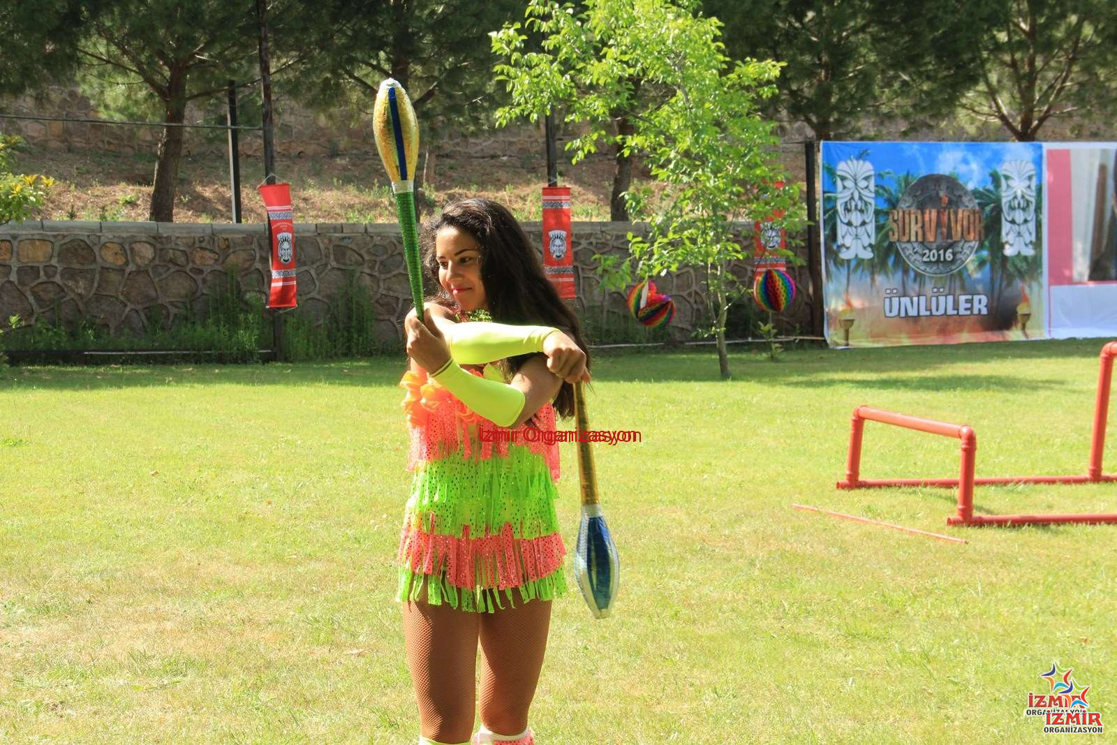 Profesyonel Jonglör Gösterisi Kiralama izmir organizasyon IMG 4600 İzmir Organizasyon Toplar, labutlar, halkalar ve özel ledli ekipmanlarla yerçekimine meydan okuyan nefes kesici bir jonglör gösterisine hazır olun! Festivallerden doğum günlerine, AVM etkinliklerinden açılışlara kadar her organizasyonda; renkli kostümleri, yüksek el-göz koordinasyonu ve interaktif sahne performansıyla izleyenleri büyüleyen İzmir Organizasyon profesyonel jonglör kiralama hizmeti. İzmir Jonglör Kiralama ve Muhteşem Gösteriler