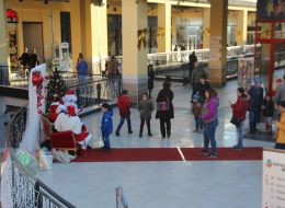 Novada Menemen Alışveriş Merkezi Yılbaşı Etkinlikleri izmir organizasyon Yeni Yıl Etkinliği Noel Baba Ve Noel Anne 4 İzmir Organizasyon Yeni yıla bir çok umut ve gayelerle girmek için can atarız. Yıl başlarının olmazsa olmazları vardır hayatımızda. En çok da yılbaşı ağacı. 19. Yüzyılda moda olmuş şimdilere kadar efsanesi sürdürülen bu ağacı insanlarımız, evlerimizden tutun da şehir merkezleri, vitrinler, okullar, farklı lokasyonlar da yeni yıl temasının tacı yapıyor. Bayrama hazırlanan bir çocuk gibi süslenerek karşılıyorlar yeni yılı. İşte bu noktada Novada Menemen Alışveriş Merkezi bizleri araştırıp bizlerle iletişime geçti. İzmir Organizasyon kapsamında birçok güzel etkinliklere imza atmış olup, yılbaşı etkinliği organizasyonlarıyla kusursuz işler yapmış olmanın gururuyla iş birliği yaptık. Ekip arkadaşlarımız daha önceki videoları, fotoğrafları ve etkinliklerin detaylarını anlatarak yılbaşı etkinliği organizasyonunu şekillendirdiler. Şirket yetkilileri ile görüşüp Novada Menemen AVM’yi süsleyerek, müşterilerine ses getirmek, yeni yıl havasını daha iyi hissettirmek, müşterilerinin sadakatine teşekkürlerini sunmak ve en önemlisi de çocuklara hitap etmek amacıyla umutlarını tazeleyeceklerdi. Nasıl mı? 29,30,31 Aralık tarihlerinde eş zamanlı etkinler yaparak. Günler artık yaklaşıyordu. Ekip arkadaşlarımız takvimin son günlerinde heyecanlı koşuşturmalarına tur bindirerek yılbaşı etkinliği organizasyonu hazırlıklarını tamamladılar. 8 kişilik bir ekiple aracımız Novada Menemen AVM’nin yoluna doğru tekerleklerini döndürmüşlerdi bile. Novada Menemen Alışveriş Merkezi Yılbaşı Etkinlikleri izmir organizasyon Yeni Yıl Etkinliği Noel Baba Ve Noel Anne 4 İzmir Organizasyon