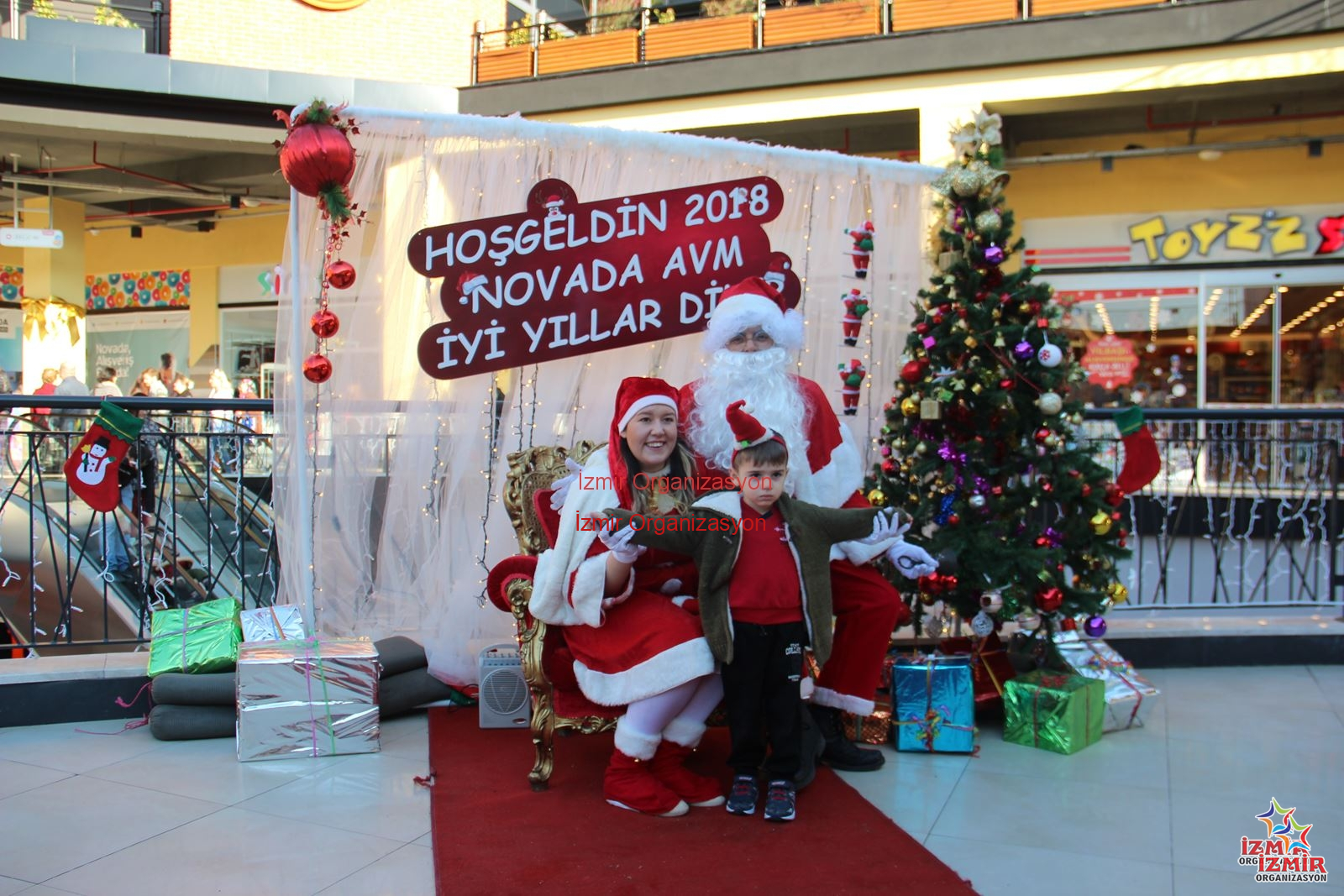 Noel Baba ve Noel Anne izmir organizasyon Yeni Yıl Etkinliği Noel Baba Ve Noel Anne 6 İzmir Organizasyon Yeni yıla girerken çocuklara ve sevdiklerinize unutulmaz bir sürpriz yapın! Profesyonel kostümleri, beyaz sakalları, tontiş göbekleri ve ellerinde hediye çuvalıyla kapınızı çalan Noel Baba ve Noel Anne hizmeti. Evlere sürpriz ziyaretler, şirketlerin yılbaşı partileri, AVM etkinlikleri ve okul kutlamaları için tiyatro yeteneğine sahip, deneyimli animatörlerimizle İzmir Organizasyon kalitesini yaşayın. Noel Baba ve Noel Anne