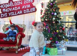 Novada Menemen Alışveriş Merkezi Yılbaşı Etkinlikleri izmir organizasyon Yeni Yıl Etkinliği Noel Baba Ve Noel Anne 7 İzmir Organizasyon Yeni yıla bir çok umut ve gayelerle girmek için can atarız. Yıl başlarının olmazsa olmazları vardır hayatımızda. En çok da yılbaşı ağacı. 19. Yüzyılda moda olmuş şimdilere kadar efsanesi sürdürülen bu ağacı insanlarımız, evlerimizden tutun da şehir merkezleri, vitrinler, okullar, farklı lokasyonlar da yeni yıl temasının tacı yapıyor. Bayrama hazırlanan bir çocuk gibi süslenerek karşılıyorlar yeni yılı. İşte bu noktada Novada Menemen Alışveriş Merkezi bizleri araştırıp bizlerle iletişime geçti. İzmir Organizasyon kapsamında birçok güzel etkinliklere imza atmış olup, yılbaşı etkinliği organizasyonlarıyla kusursuz işler yapmış olmanın gururuyla iş birliği yaptık. Ekip arkadaşlarımız daha önceki videoları, fotoğrafları ve etkinliklerin detaylarını anlatarak yılbaşı etkinliği organizasyonunu şekillendirdiler. Şirket yetkilileri ile görüşüp Novada Menemen AVM’yi süsleyerek, müşterilerine ses getirmek, yeni yıl havasını daha iyi hissettirmek, müşterilerinin sadakatine teşekkürlerini sunmak ve en önemlisi de çocuklara hitap etmek amacıyla umutlarını tazeleyeceklerdi. Nasıl mı? 29,30,31 Aralık tarihlerinde eş zamanlı etkinler yaparak. Günler artık yaklaşıyordu. Ekip arkadaşlarımız takvimin son günlerinde heyecanlı koşuşturmalarına tur bindirerek yılbaşı etkinliği organizasyonu hazırlıklarını tamamladılar. 8 kişilik bir ekiple aracımız Novada Menemen AVM’nin yoluna doğru tekerleklerini döndürmüşlerdi bile. Novada Menemen Alışveriş Merkezi Yılbaşı Etkinlikleri izmir organizasyon Yeni Yıl Etkinliği Noel Baba Ve Noel Anne 7 İzmir Organizasyon
