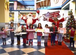 Novada Menemen Alışveriş Merkezi Yılbaşı Etkinlikleri izmir organizasyon Yeni Yıl Etkinliği Noel Baba Ve Noel Anne 9 İzmir Organizasyon Yeni yıla bir çok umut ve gayelerle girmek için can atarız. Yıl başlarının olmazsa olmazları vardır hayatımızda. En çok da yılbaşı ağacı. 19. Yüzyılda moda olmuş şimdilere kadar efsanesi sürdürülen bu ağacı insanlarımız, evlerimizden tutun da şehir merkezleri, vitrinler, okullar, farklı lokasyonlar da yeni yıl temasının tacı yapıyor. Bayrama hazırlanan bir çocuk gibi süslenerek karşılıyorlar yeni yılı. İşte bu noktada Novada Menemen Alışveriş Merkezi bizleri araştırıp bizlerle iletişime geçti. İzmir Organizasyon kapsamında birçok güzel etkinliklere imza atmış olup, yılbaşı etkinliği organizasyonlarıyla kusursuz işler yapmış olmanın gururuyla iş birliği yaptık. Ekip arkadaşlarımız daha önceki videoları, fotoğrafları ve etkinliklerin detaylarını anlatarak yılbaşı etkinliği organizasyonunu şekillendirdiler. Şirket yetkilileri ile görüşüp Novada Menemen AVM’yi süsleyerek, müşterilerine ses getirmek, yeni yıl havasını daha iyi hissettirmek, müşterilerinin sadakatine teşekkürlerini sunmak ve en önemlisi de çocuklara hitap etmek amacıyla umutlarını tazeleyeceklerdi. Nasıl mı? 29,30,31 Aralık tarihlerinde eş zamanlı etkinler yaparak. Günler artık yaklaşıyordu. Ekip arkadaşlarımız takvimin son günlerinde heyecanlı koşuşturmalarına tur bindirerek yılbaşı etkinliği organizasyonu hazırlıklarını tamamladılar. 8 kişilik bir ekiple aracımız Novada Menemen AVM’nin yoluna doğru tekerleklerini döndürmüşlerdi bile. Novada Menemen Alışveriş Merkezi Yılbaşı Etkinlikleri izmir organizasyon Yeni Yıl Etkinliği Noel Baba Ve Noel Anne 9 İzmir Organizasyon