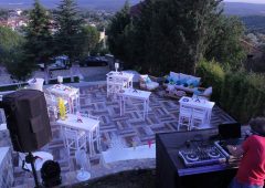 Düğün Organizasyonu izmir organizasyon dugun organizasyonu 4 İzmir Organizasyon Düğün organizasyonu, hayallerinizi gerçeğe dönüştürmek için titizlikle karar vermeniz gereken bir organizasyon. Mekan seçiminden mekan süslemeye, ekipman kiralama hizmetinden organizasyon yönetimine kadar her başlık kendi içinde detaylandırılmalıdır. 12 yılı aşkın organizasyon tecrübemize ve % 100 müşteri memnuniyeti anlayışımıza güvenerek, bu önemli gününüzün organizasyonunu sizden emanet alıyoruz. Düğün organizasyonu bütçeye, döneme , mekana, geleneklere ve zevklere göre değişebilen geniş yelpazeden bakılabilen bir organizasyon türüdür. Farklı fikirlere, yeniliklere, sadeliklere ya da ihtişama çok açıktır. Düğün Organizasyonu İzmir