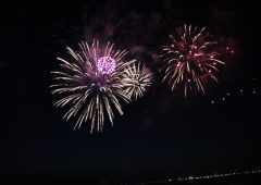 Muratpaşa Havai Fişek Gösterisi Muratpaşa Yer Volkanı Muratpaşa Işıklı Uçan Balon izmir organizasyon havai fisek gosterisi 11 İzmir Organizasyon Muratpaşa ve çevresinde profesyonel havai fişek gösterisi ile hizmet vermeye devam ediyoruz. Proteknik hizmetler kapsamında havai fişek gösterileri, yer volkanları, ışık şelaleleri, lazer gösterisi ile sadece Antalya Muratpaşa değil Türkiye’nin dört bir yanına sorunsuz hizmet ulaştırıyoruz. Doğum Günü Organizasyonu Havai Fişek Gösterisi İzmir Organizasyon