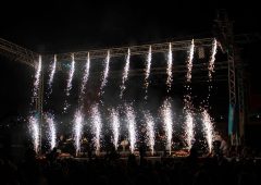 Muratpaşa Havai Fişek Gösterisi Muratpaşa Yer Volkanı Muratpaşa Işıklı Uçan Balon izmir organizasyon isik selalesi 4 İzmir Organizasyon Muratpaşa ve çevresinde profesyonel havai fişek gösterisi ile hizmet vermeye devam ediyoruz. Proteknik hizmetler kapsamında havai fişek gösterileri, yer volkanları, ışık şelaleleri, lazer gösterisi ile sadece Antalya Muratpaşa değil Türkiye’nin dört bir yanına sorunsuz hizmet ulaştırıyoruz. Işık Şelalesi Hizmeti İzmir Organizasyon