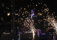 Muratpaşa Havai Fişek Gösterisi Muratpaşa Yer Volkanı Muratpaşa Işıklı Uçan Balon izmir organizasyon yer volkani 1 İzmir Organizasyon Muratpaşa ve çevresinde profesyonel havai fişek gösterisi ile hizmet vermeye devam ediyoruz. Proteknik hizmetler kapsamında havai fişek gösterileri, yer volkanları, ışık şelaleleri, lazer gösterisi ile sadece Antalya Muratpaşa değil Türkiye’nin dört bir yanına sorunsuz hizmet ulaştırıyoruz. Yer Volkanı Gösterisi İzmir Organizasyon