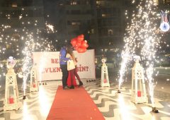 Muratpaşa Havai Fişek Gösterisi Muratpaşa Yer Volkanı Muratpaşa Işıklı Uçan Balon izmir organizasyon yer volkani 6 İzmir Organizasyon Muratpaşa ve çevresinde profesyonel havai fişek gösterisi ile hizmet vermeye devam ediyoruz. Proteknik hizmetler kapsamında havai fişek gösterileri, yer volkanları, ışık şelaleleri, lazer gösterisi ile sadece Antalya Muratpaşa değil Türkiye’nin dört bir yanına sorunsuz hizmet ulaştırıyoruz. Kordon'da Evlilik Teklifi Organizasyonu Paketi Yer Volkanı Temini İzmir Organizasyon