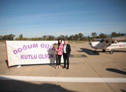 İzmir Özel Uçakta Sürpriz Doğum Günü Organizasyonu izmir ozel ucakta surpriz dogum gunu organizasyonu 11 İzmir Organizasyon İzmir Özel Uçakta Sürpriz Doğum Günü Organizasyonu; doğum günleri her bireyin yılda bir defa kutladığı özel günlerdendir. Çocuklar için ne kadar önemli olsa da yetişkinler içinde sürpriz doğum günü partisi elbette heyecan vericidir. Sevgiliniz aile bireylerinden ya da arkadaşlarınız için yapacağınız doğum günü organizasyonlarında İzmir Organizasyon olarak değişik fikirlere baş vurmak için bizlere danışıp o özel güne anlam katabilirsiniz. Bu doğum günü hele ki eşiniz için düşünülmüşse daha da farklı arayışlar içine girmek isteyebilirsiniz. İzmir Özel Uçakta Sürpriz Doğum Günü Organizasyonu izmir ozel ucakta surpriz dogum gunu organizasyonu 11 İzmir Organizasyon