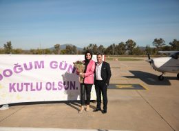 İzmir Özel Uçakta Sürpriz Doğum Günü Organizasyonu izmir ozel ucakta surpriz dogum gunu organizasyonu 12 İzmir Organizasyon İzmir Özel Uçakta Sürpriz Doğum Günü Organizasyonu; doğum günleri her bireyin yılda bir defa kutladığı özel günlerdendir. Çocuklar için ne kadar önemli olsa da yetişkinler içinde sürpriz doğum günü partisi elbette heyecan vericidir. Sevgiliniz aile bireylerinden ya da arkadaşlarınız için yapacağınız doğum günü organizasyonlarında İzmir Organizasyon olarak değişik fikirlere baş vurmak için bizlere danışıp o özel güne anlam katabilirsiniz. Bu doğum günü hele ki eşiniz için düşünülmüşse daha da farklı arayışlar içine girmek isteyebilirsiniz. İzmir Özel Uçakta Sürpriz Doğum Günü Organizasyonu izmir ozel ucakta surpriz dogum gunu organizasyonu 12 İzmir Organizasyon