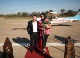 İzmir Özel Uçakta Sürpriz Doğum Günü Organizasyonu izmir ozel ucakta surpriz dogum gunu organizasyonu 15 İzmir Organizasyon İzmir Özel Uçakta Sürpriz Doğum Günü Organizasyonu; doğum günleri her bireyin yılda bir defa kutladığı özel günlerdendir. Çocuklar için ne kadar önemli olsa da yetişkinler içinde sürpriz doğum günü partisi elbette heyecan vericidir. Sevgiliniz aile bireylerinden ya da arkadaşlarınız için yapacağınız doğum günü organizasyonlarında İzmir Organizasyon olarak değişik fikirlere baş vurmak için bizlere danışıp o özel güne anlam katabilirsiniz. Bu doğum günü hele ki eşiniz için düşünülmüşse daha da farklı arayışlar içine girmek isteyebilirsiniz. İzmir Özel Uçakta Sürpriz Doğum Günü Organizasyonu izmir ozel ucakta surpriz dogum gunu organizasyonu 15 İzmir Organizasyon