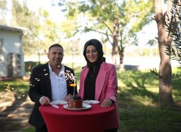 İzmir Özel Uçakta Sürpriz Doğum Günü Organizasyonu izmir ozel ucakta surpriz dogum gunu organizasyonu 5 İzmir Organizasyon İzmir Özel Uçakta Sürpriz Doğum Günü Organizasyonu; doğum günleri her bireyin yılda bir defa kutladığı özel günlerdendir. Çocuklar için ne kadar önemli olsa da yetişkinler içinde sürpriz doğum günü partisi elbette heyecan vericidir. Sevgiliniz aile bireylerinden ya da arkadaşlarınız için yapacağınız doğum günü organizasyonlarında İzmir Organizasyon olarak değişik fikirlere baş vurmak için bizlere danışıp o özel güne anlam katabilirsiniz. Bu doğum günü hele ki eşiniz için düşünülmüşse daha da farklı arayışlar içine girmek isteyebilirsiniz. İzmir Özel Uçakta Sürpriz Doğum Günü Organizasyonu izmir ozel ucakta surpriz dogum gunu organizasyonu 5 İzmir Organizasyon