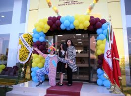 Palyaço Kiralama izmir palyaco servisi İzmir Organizasyon Palyaço kiralama en çok talep edilen hizmetlerimizdendir. İnsanlar eğlence ihtiyacını karşılamak için sık sık farklı yöntemlere başvururlar. Fakat çocukların bu durumdaki tercihleri elbette daha farklı olacaktır. Bu esnada devreye palyaçolar girmektedir. Çünkü çocukların palyaçoları ne kadar sevdiğini hepimiz biliyoruz. O meraklı ve şaşkın gözlerle izlemelerinden içlerindeki mutluluğu anlayabilirsiniz. Ayrıca palyaçolar renkli kıyafetleri ve eğlenceli tavırlarıyla çocukların dikkatini sürekli üstlerinde toplayabilirler. Ailelerin de, etkinlik ve organizasyonlarda palyaçoları tercih etmesinin sebebi olarak bunu gösterebiliriz. Organizasyonların olmazsa olmaz figürüdür palyaçolar. Eğlenceli makyajları, rengarenk saçları, capcanlı kostümleri ve neşeli karakterleri ile gününüze renk katarlar. Çocukların bir numaraları arkadaşlarıdır. Bulundukları ortamın enerjisini anında değiştirirler. İzmir Organizasyon, bünyesinde birbirinden eğlenceli palyaçolar bulundurur. Ekibimizde tüm palyaçolarımız gerekli eğitimleri almış bireylerdir. Ekibimizde bulundurduğumuz herkesin alanlarında profesyonel olmasına özen gösteriyoruz. Palyaço İzmir