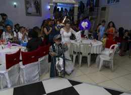 İzmir Sünnet Düğünü Organizasyonu izmir sunnet dugunu organizasyonu 10 İzmir Organizasyon İzmir sünnet düğünü organizasyonu, İzmir Organizasyon şirketimizin eğlenceli etkinlikleri ve hizmetleriyle unutulmaz kılındı. Düğün organizasyonu, sünnet organizasyonu, doğum günü organizasyonu ve organizasyon sektörünün içerisinde yaklaşık 15 yıldır profesyonel hayatına devam eden İzmir Organizasyon firmamız, İzmir ve Türkiye'ye ulaşmaktadır. Sünnet organizasyonu, çocuklara özel hazırlanabileceği gibi, yetişkinlerin davetli olduğu sünnet düğünü organizasyonları da İzmir Organizasyon şirketimiz tarafından gerçekleştirilmektedir. Sünnet organizasyonlarında, animasyon ekibi, nostaljik sokak satıcıları, süsleme, ekipman kiralama ve daha birçok hizmeti firmamızdan talep edebilirsiniz. Sünnet düğünü organizasyonu da Umut Efe için hazırladığımız organizasyonlardan biri oldu. Hem çocukların hemde yetişkinlerin katılım sağlayacağı sünnet organizasyonu için, çocuklara yönelik hizmetler sunduk ailenin de isteği üzerine. Organizasyon tarihinden önce yapmış olduğumuz görüşmelerde Umut Efe'nin sünnet düğünü organizasyonu için palyaço, patlamış mısır arabası, yüz boyama ve sosis balon katlama etkinliklerine yer vermeyi planladık. Sünnet düğünü organizasyonu ile Umut Efe ve arkadaşlarını eğlenceli bir gün bekliyordu. Sünnet Organizasyonu