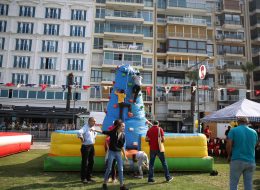 İzmir Tarım Festivali Organizasyonu izmir tarim festivali organizasyonu 12 İzmir Organizasyon İzmir Tarım Festivali organizasyonu ile İzmir'in sevilen noktası Alsancak'ta keyifli bir organizasyona İzmir Organizasyon firması olarak imza attık. Şenlik organizasyonu, festival organizasyonu, doğum günü organizasyonu, açılış organizasyonu ve organizasyon alanında hizmet veren İzmir Organizasyon firmamız, tedarikçi firmanın kendisine ulaşmasıyla birlikte kalabalık bir ekiple unutulmayacak bir gün yaşattı katılımcılara. İzmir Tarım Festivali organizasyonu için İzmir Organizasyon firmamıza ulaşan tedarikçi firma ile organizasyonun içeriği hakkında bir süre görüşmeye devam ettik. Organizasyonda yer vereceğimiz hizmetlerin tamamını detaylandırdık. Palyaço, kostümlü karakterler, çocukların ve yetişkinlerin eğlenceli anlar yaşayacağı şişme oyuncaklar, nostaljik satıcılarla güzel bir günün kapılarını aralamak için planlamalarımızı oluşturarak çalışmalara başladık. Organizasyonun tarihi ve saat aralıkları belirlenmişti. Tırmanma Dağı Kiralama İzmir Organizasyon