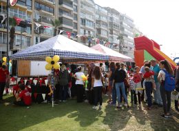 İzmir Tarım Festivali Organizasyonu izmir tarim festivali organizasyonu 13 İzmir Organizasyon İzmir Tarım Festivali organizasyonu ile İzmir'in sevilen noktası Alsancak'ta keyifli bir organizasyona İzmir Organizasyon firması olarak imza attık. Şenlik organizasyonu, festival organizasyonu, doğum günü organizasyonu, açılış organizasyonu ve organizasyon alanında hizmet veren İzmir Organizasyon firmamız, tedarikçi firmanın kendisine ulaşmasıyla birlikte kalabalık bir ekiple unutulmayacak bir gün yaşattı katılımcılara. İzmir Tarım Festivali organizasyonu için İzmir Organizasyon firmamıza ulaşan tedarikçi firma ile organizasyonun içeriği hakkında bir süre görüşmeye devam ettik. Organizasyonda yer vereceğimiz hizmetlerin tamamını detaylandırdık. Palyaço, kostümlü karakterler, çocukların ve yetişkinlerin eğlenceli anlar yaşayacağı şişme oyuncaklar, nostaljik satıcılarla güzel bir günün kapılarını aralamak için planlamalarımızı oluşturarak çalışmalara başladık. Organizasyonun tarihi ve saat aralıkları belirlenmişti. Nostaljik Satıcılar Kiralama Festival Organizasyonu İzmir