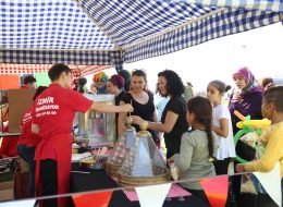 İzmir Tarım Festivali Organizasyonu izmir tarim festivali organizasyonu 15 İzmir Organizasyon İzmir Tarım Festivali organizasyonu ile İzmir'in sevilen noktası Alsancak'ta keyifli bir organizasyona İzmir Organizasyon firması olarak imza attık. Şenlik organizasyonu, festival organizasyonu, doğum günü organizasyonu, açılış organizasyonu ve organizasyon alanında hizmet veren İzmir Organizasyon firmamız, tedarikçi firmanın kendisine ulaşmasıyla birlikte kalabalık bir ekiple unutulmayacak bir gün yaşattı katılımcılara. İzmir Tarım Festivali organizasyonu için İzmir Organizasyon firmamıza ulaşan tedarikçi firma ile organizasyonun içeriği hakkında bir süre görüşmeye devam ettik. Organizasyonda yer vereceğimiz hizmetlerin tamamını detaylandırdık. Palyaço, kostümlü karakterler, çocukların ve yetişkinlerin eğlenceli anlar yaşayacağı şişme oyuncaklar, nostaljik satıcılarla güzel bir günün kapılarını aralamak için planlamalarımızı oluşturarak çalışmalara başladık. Organizasyonun tarihi ve saat aralıkları belirlenmişti. Macuncu Kiralama İzmir Festival Organizasyonu