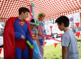 İzmir Tarım Festivali Organizasyonu izmir tarim festivali organizasyonu 16 İzmir Organizasyon İzmir Tarım Festivali organizasyonu ile İzmir'in sevilen noktası Alsancak'ta keyifli bir organizasyona İzmir Organizasyon firması olarak imza attık. Şenlik organizasyonu, festival organizasyonu, doğum günü organizasyonu, açılış organizasyonu ve organizasyon alanında hizmet veren İzmir Organizasyon firmamız, tedarikçi firmanın kendisine ulaşmasıyla birlikte kalabalık bir ekiple unutulmayacak bir gün yaşattı katılımcılara. İzmir Tarım Festivali organizasyonu için İzmir Organizasyon firmamıza ulaşan tedarikçi firma ile organizasyonun içeriği hakkında bir süre görüşmeye devam ettik. Organizasyonda yer vereceğimiz hizmetlerin tamamını detaylandırdık. Palyaço, kostümlü karakterler, çocukların ve yetişkinlerin eğlenceli anlar yaşayacağı şişme oyuncaklar, nostaljik satıcılarla güzel bir günün kapılarını aralamak için planlamalarımızı oluşturarak çalışmalara başladık. Organizasyonun tarihi ve saat aralıkları belirlenmişti. Sosis Balon Katlama ve Animasyon Ekibi Kiralama Festival Organizasyonu İzmir