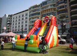 İzmir Tarım Festivali Organizasyonu izmir tarim festivali organizasyonu 19 İzmir Organizasyon İzmir Tarım Festivali organizasyonu ile İzmir'in sevilen noktası Alsancak'ta keyifli bir organizasyona İzmir Organizasyon firması olarak imza attık. Şenlik organizasyonu, festival organizasyonu, doğum günü organizasyonu, açılış organizasyonu ve organizasyon alanında hizmet veren İzmir Organizasyon firmamız, tedarikçi firmanın kendisine ulaşmasıyla birlikte kalabalık bir ekiple unutulmayacak bir gün yaşattı katılımcılara. İzmir Tarım Festivali organizasyonu için İzmir Organizasyon firmamıza ulaşan tedarikçi firma ile organizasyonun içeriği hakkında bir süre görüşmeye devam ettik. Organizasyonda yer vereceğimiz hizmetlerin tamamını detaylandırdık. Palyaço, kostümlü karakterler, çocukların ve yetişkinlerin eğlenceli anlar yaşayacağı şişme oyuncaklar, nostaljik satıcılarla güzel bir günün kapılarını aralamak için planlamalarımızı oluşturarak çalışmalara başladık. Organizasyonun tarihi ve saat aralıkları belirlenmişti. Kaydırak ve Şişme Oyuncak Kiralama İzmir