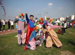 İzmir Tarım Festivali Organizasyonu izmir tarim festivali organizasyonu 21 İzmir Organizasyon İzmir Tarım Festivali organizasyonu ile İzmir'in sevilen noktası Alsancak'ta keyifli bir organizasyona İzmir Organizasyon firması olarak imza attık. Şenlik organizasyonu, festival organizasyonu, doğum günü organizasyonu, açılış organizasyonu ve organizasyon alanında hizmet veren İzmir Organizasyon firmamız, tedarikçi firmanın kendisine ulaşmasıyla birlikte kalabalık bir ekiple unutulmayacak bir gün yaşattı katılımcılara. İzmir Tarım Festivali organizasyonu için İzmir Organizasyon firmamıza ulaşan tedarikçi firma ile organizasyonun içeriği hakkında bir süre görüşmeye devam ettik. Organizasyonda yer vereceğimiz hizmetlerin tamamını detaylandırdık. Palyaço, kostümlü karakterler, çocukların ve yetişkinlerin eğlenceli anlar yaşayacağı şişme oyuncaklar, nostaljik satıcılarla güzel bir günün kapılarını aralamak için planlamalarımızı oluşturarak çalışmalara başladık. Organizasyonun tarihi ve saat aralıkları belirlenmişti. Animasyon Ekibi Kiralama İzmir Festival Organizasyonu