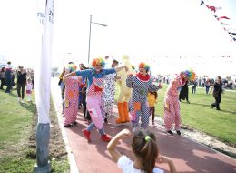 İzmir Tarım Festivali Organizasyonu izmir tarim festivali organizasyonu 24 İzmir Organizasyon İzmir Tarım Festivali organizasyonu ile İzmir'in sevilen noktası Alsancak'ta keyifli bir organizasyona İzmir Organizasyon firması olarak imza attık. Şenlik organizasyonu, festival organizasyonu, doğum günü organizasyonu, açılış organizasyonu ve organizasyon alanında hizmet veren İzmir Organizasyon firmamız, tedarikçi firmanın kendisine ulaşmasıyla birlikte kalabalık bir ekiple unutulmayacak bir gün yaşattı katılımcılara. İzmir Tarım Festivali organizasyonu için İzmir Organizasyon firmamıza ulaşan tedarikçi firma ile organizasyonun içeriği hakkında bir süre görüşmeye devam ettik. Organizasyonda yer vereceğimiz hizmetlerin tamamını detaylandırdık. Palyaço, kostümlü karakterler, çocukların ve yetişkinlerin eğlenceli anlar yaşayacağı şişme oyuncaklar, nostaljik satıcılarla güzel bir günün kapılarını aralamak için planlamalarımızı oluşturarak çalışmalara başladık. Organizasyonun tarihi ve saat aralıkları belirlenmişti. Palyaço Dansları ve Etkinliklerle Eğlenceli Anlar