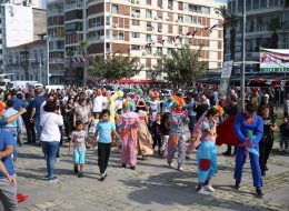 İzmir Tarım Festivali Organizasyonu izmir tarim festivali organizasyonu 25 İzmir Organizasyon İzmir Tarım Festivali organizasyonu ile İzmir'in sevilen noktası Alsancak'ta keyifli bir organizasyona İzmir Organizasyon firması olarak imza attık. Şenlik organizasyonu, festival organizasyonu, doğum günü organizasyonu, açılış organizasyonu ve organizasyon alanında hizmet veren İzmir Organizasyon firmamız, tedarikçi firmanın kendisine ulaşmasıyla birlikte kalabalık bir ekiple unutulmayacak bir gün yaşattı katılımcılara. İzmir Tarım Festivali organizasyonu için İzmir Organizasyon firmamıza ulaşan tedarikçi firma ile organizasyonun içeriği hakkında bir süre görüşmeye devam ettik. Organizasyonda yer vereceğimiz hizmetlerin tamamını detaylandırdık. Palyaço, kostümlü karakterler, çocukların ve yetişkinlerin eğlenceli anlar yaşayacağı şişme oyuncaklar, nostaljik satıcılarla güzel bir günün kapılarını aralamak için planlamalarımızı oluşturarak çalışmalara başladık. Organizasyonun tarihi ve saat aralıkları belirlenmişti. Kostümlü Karakterler ve Palyaço Kiralama İzmir