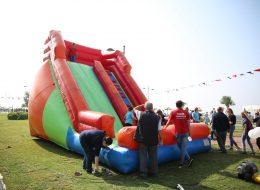 İzmir Tarım Festivali Organizasyonu izmir tarim festivali organizasyonu 27 İzmir Organizasyon İzmir Tarım Festivali organizasyonu ile İzmir'in sevilen noktası Alsancak'ta keyifli bir organizasyona İzmir Organizasyon firması olarak imza attık. Şenlik organizasyonu, festival organizasyonu, doğum günü organizasyonu, açılış organizasyonu ve organizasyon alanında hizmet veren İzmir Organizasyon firmamız, tedarikçi firmanın kendisine ulaşmasıyla birlikte kalabalık bir ekiple unutulmayacak bir gün yaşattı katılımcılara. İzmir Tarım Festivali organizasyonu için İzmir Organizasyon firmamıza ulaşan tedarikçi firma ile organizasyonun içeriği hakkında bir süre görüşmeye devam ettik. Organizasyonda yer vereceğimiz hizmetlerin tamamını detaylandırdık. Palyaço, kostümlü karakterler, çocukların ve yetişkinlerin eğlenceli anlar yaşayacağı şişme oyuncaklar, nostaljik satıcılarla güzel bir günün kapılarını aralamak için planlamalarımızı oluşturarak çalışmalara başladık. Organizasyonun tarihi ve saat aralıkları belirlenmişti. Renkli Kaydırak Kiralama İzmir Festival Organizasyonu